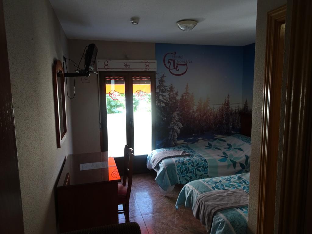 Hostal Gonzalez Guadarrama Exteriör bild